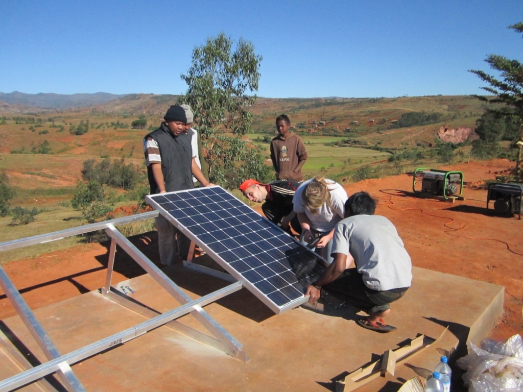 Création et électrification de la maison des jeunes d’Ambarihova à Madagascar.